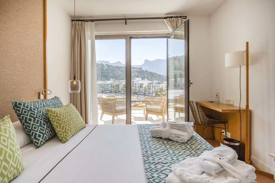 Double Room, Sea View | Minibar, in-room safe, desk, blackout drapes
