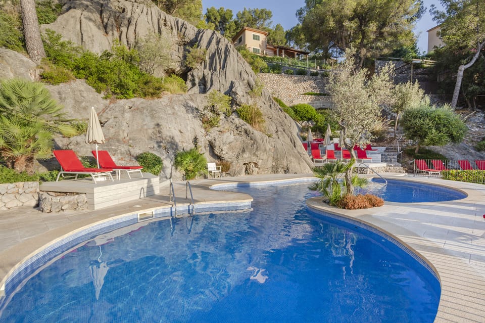 Outdoor pool, pool umbrellas, sun loungers