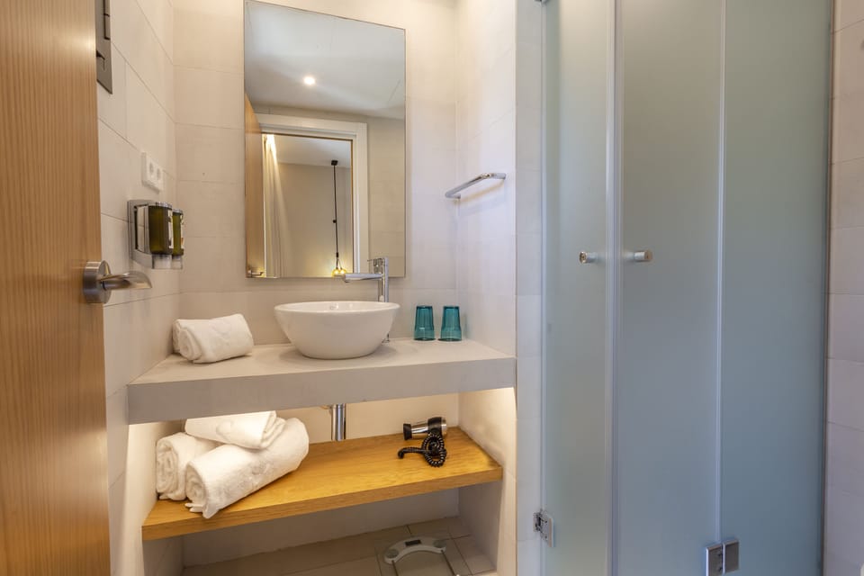 Double Room, Mountain View | Minibar, in-room safe, desk, blackout drapes
