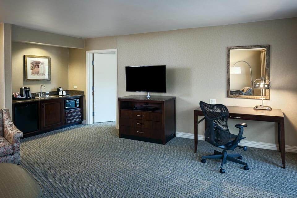 Suite, Accessible | Hypo-allergenic bedding, desk, laptop workspace, blackout drapes