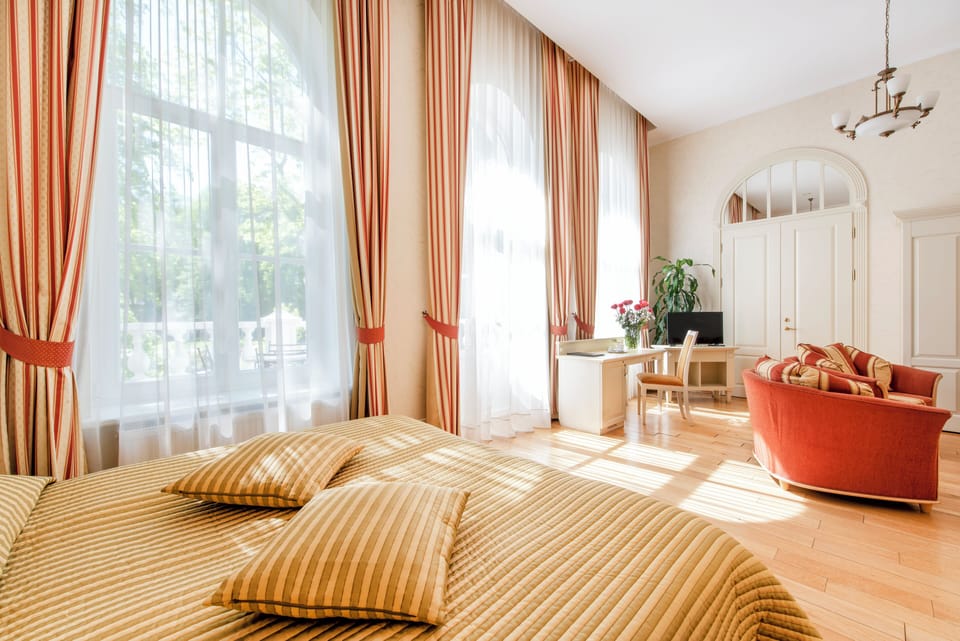 Deluxe Suite | 1 bedroom, in-room safe, desk, laptop workspace