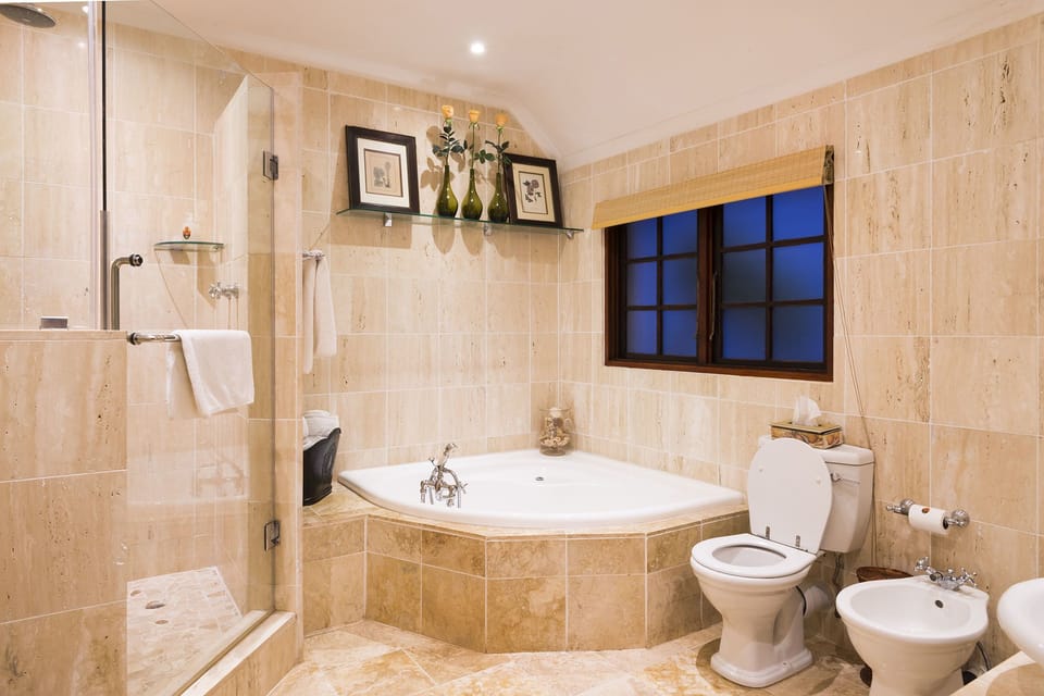 Executive Suite | Bathroom | Free toiletries, hair dryer, bathrobes, slippers