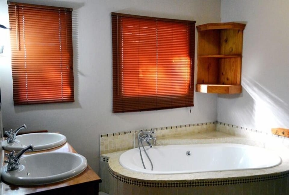 Flying Circus | Bathroom | Hair dryer, towels, soap, shampoo