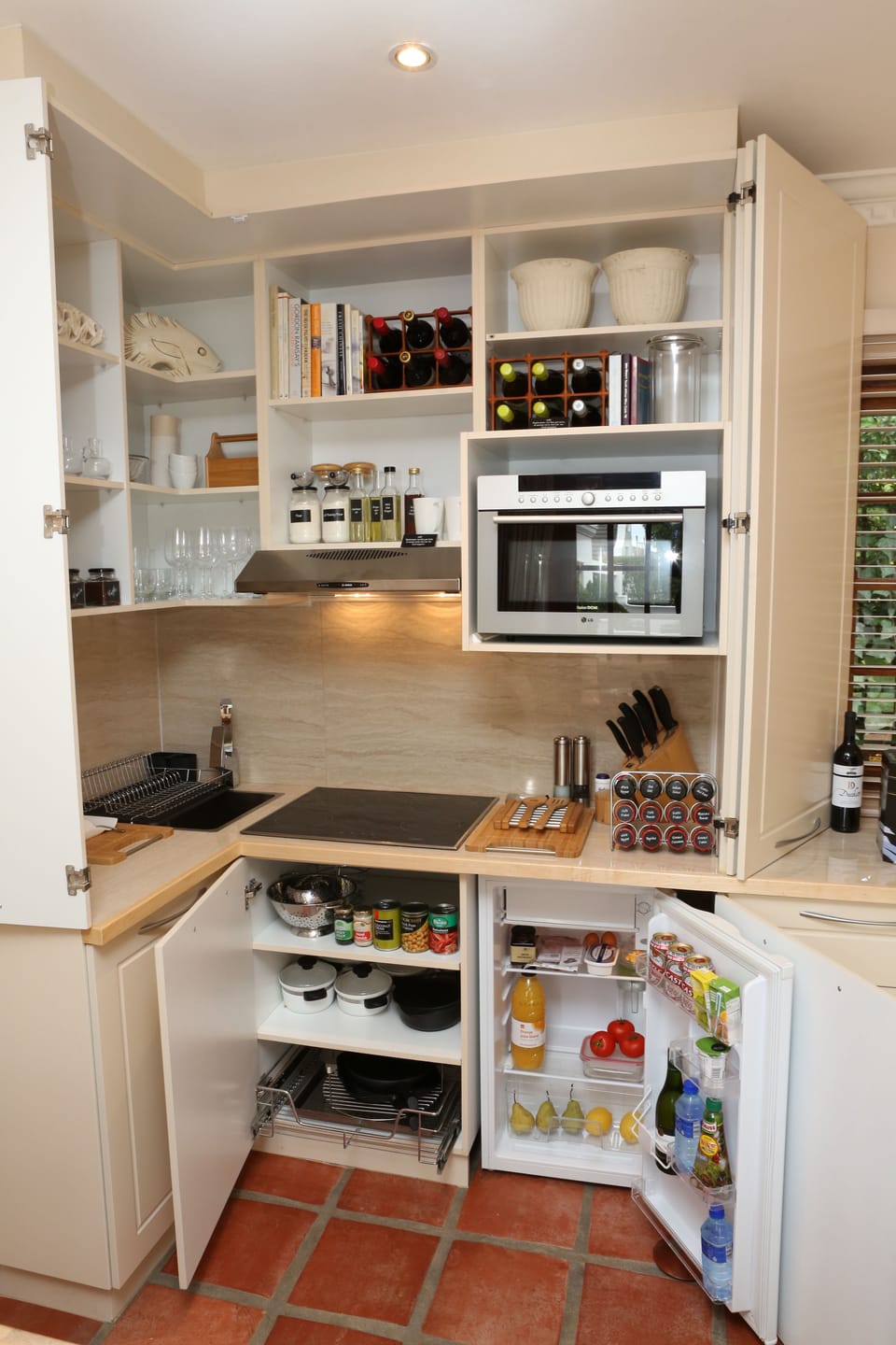 Standard Apartment, 1 Bedroom | Private kitchenette | Fridge, microwave, oven, stovetop