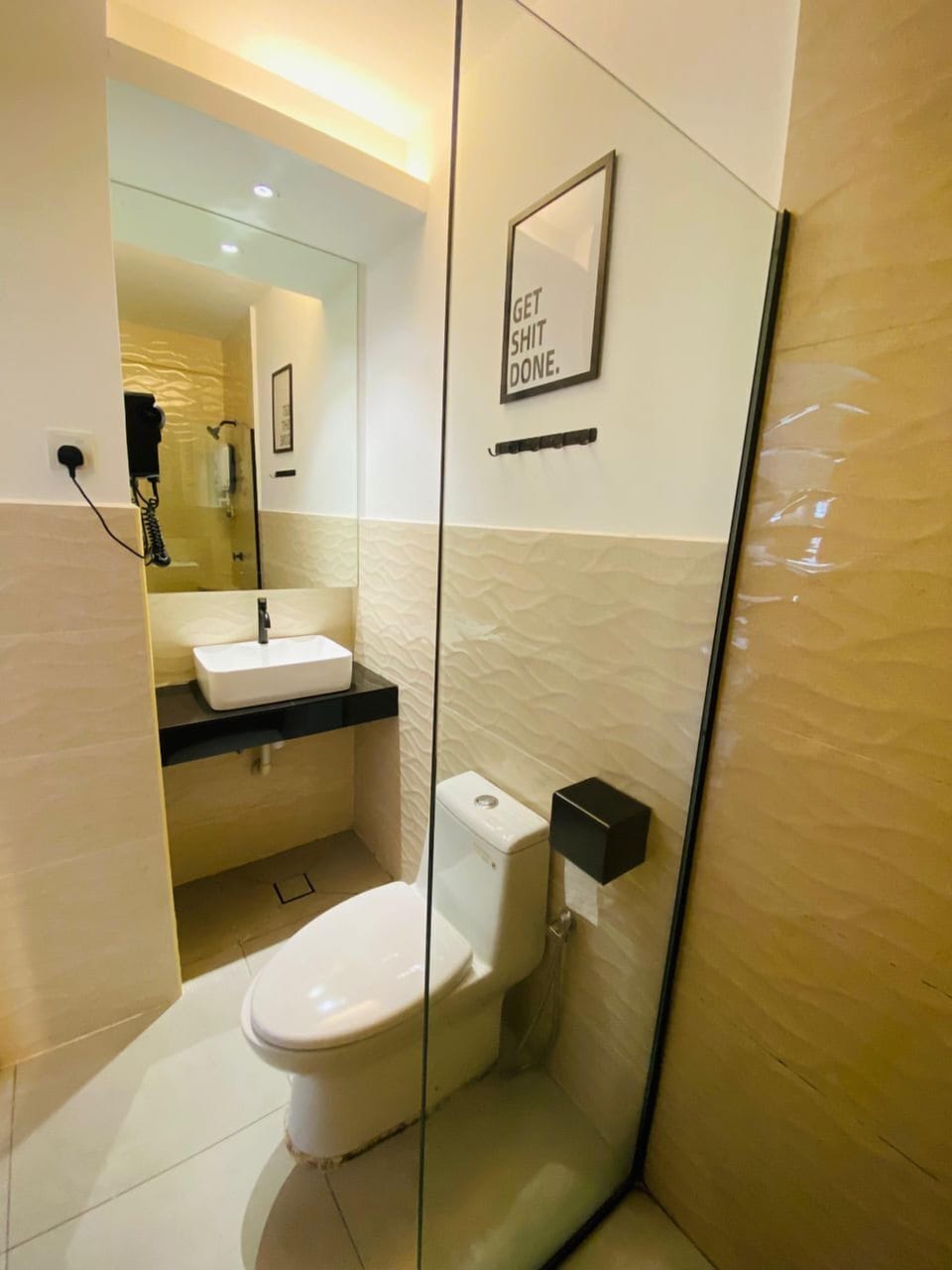 Shower, free toiletries, hair dryer, bidet
