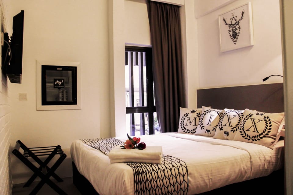 Deluxe Queen Room | In-room safe, desk, iron/ironing board, free WiFi