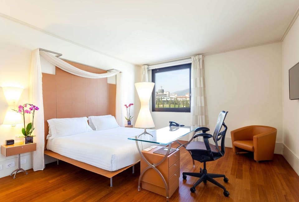 Deluxe Room, 1 King Bed | Premium bedding, in-room safe, desk, soundproofing