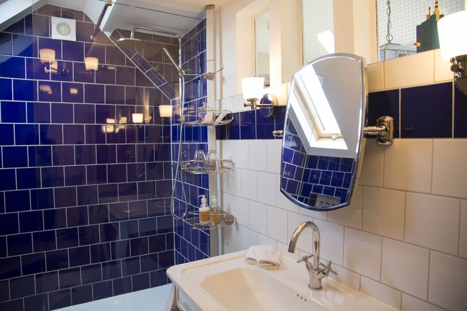 Suite | Bathroom | Free toiletries, hair dryer, towels