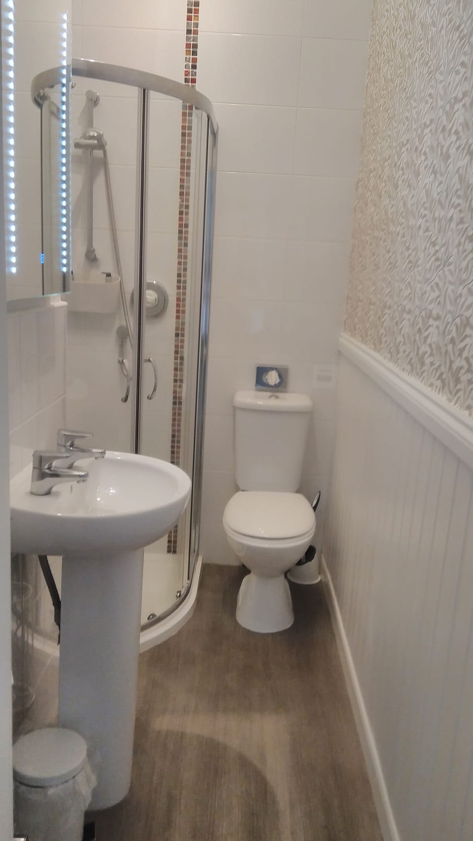 Superior Double Room, 1 King Bed | Bathroom | Free toiletries, towels