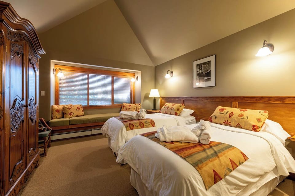 Premier Room, 2 Twin Beds, Mountain View | Premium bedding, down comforters, pillowtop beds, WiFi (free)