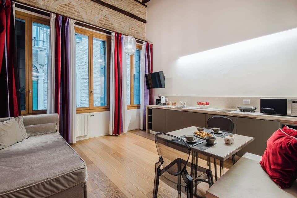 Superior Apartment, 1 Bedroom | Dining room