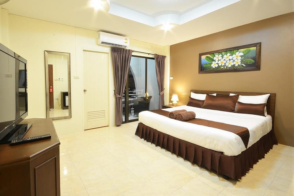 In-room safe, free WiFi, bed sheets