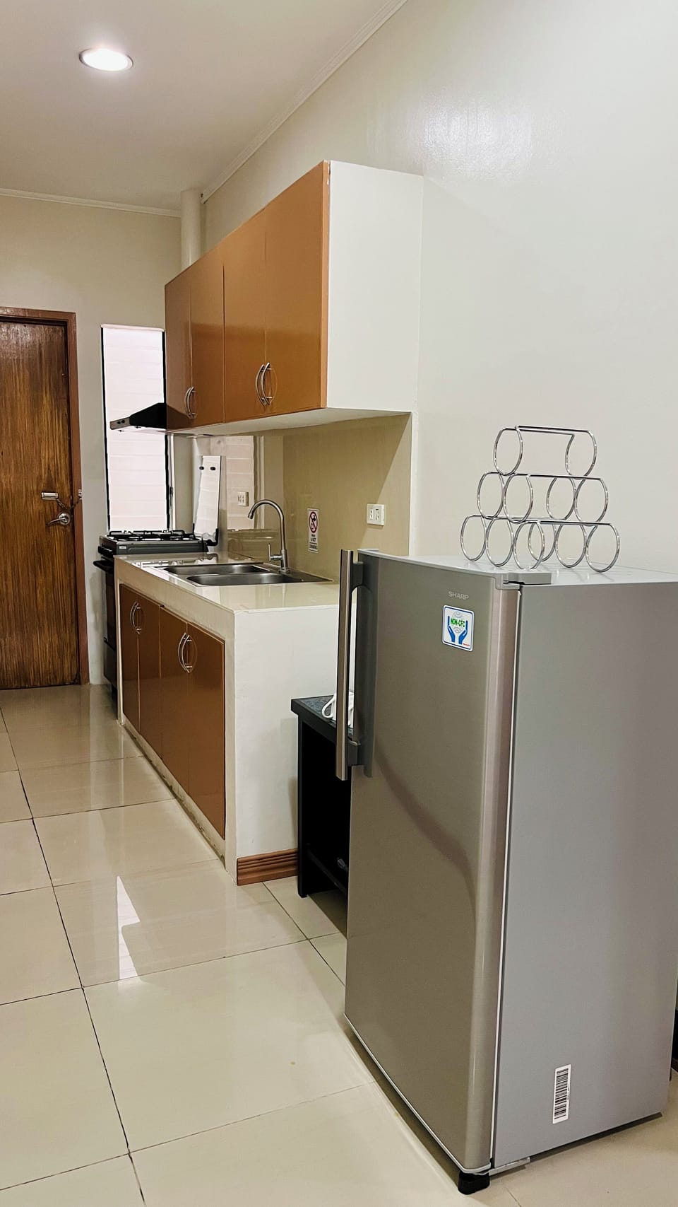 Executive Studio Suite, Kitchenette | Private kitchen | Fridge, coffee/tea maker, electric kettle
