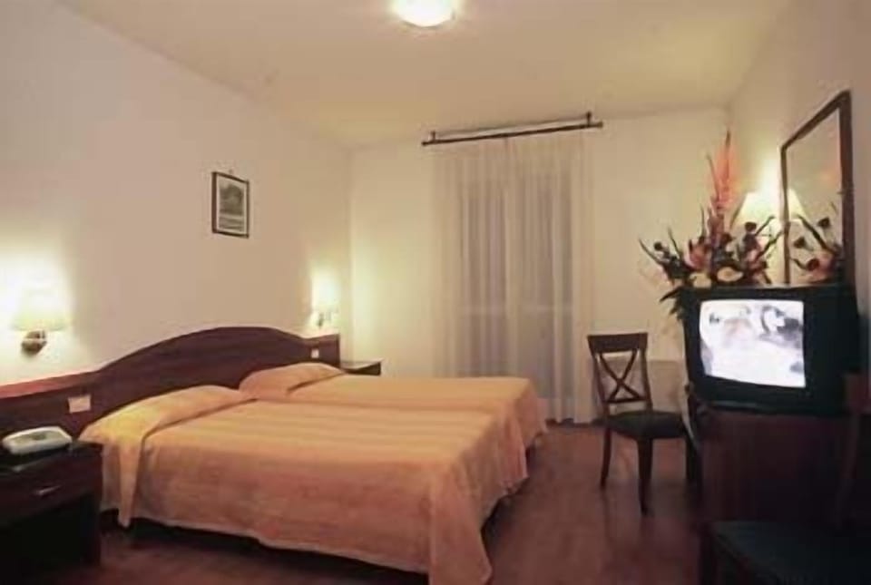 In-room safe, desk, blackout drapes, cribs (free)