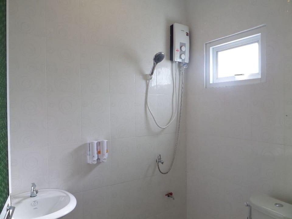 Standard Double Room | Bathroom | Shower, free toiletries, bidet, towels