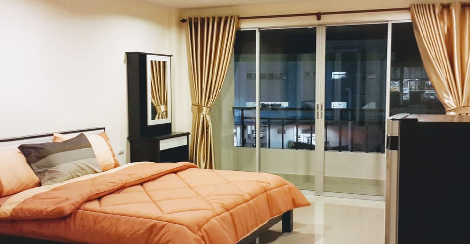 Superior | Egyptian cotton sheets, pillowtop beds, desk, blackout drapes