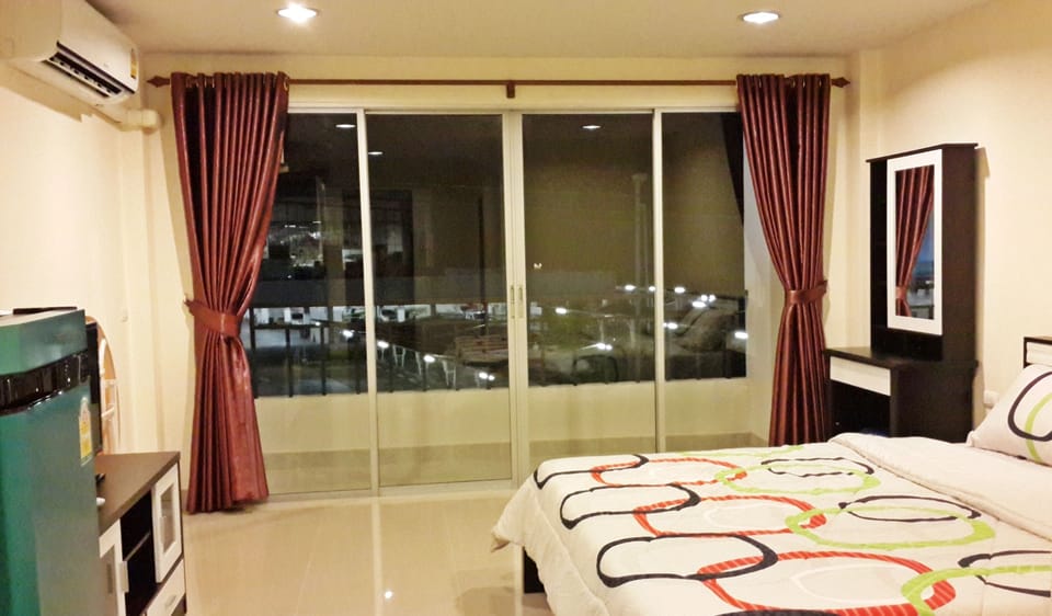 Deluxe  | Egyptian cotton sheets, pillowtop beds, desk, blackout drapes