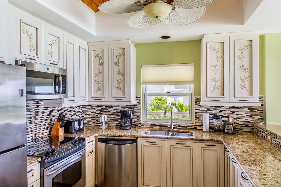 Coffee/tea maker, full-size fridge, microwave, oven