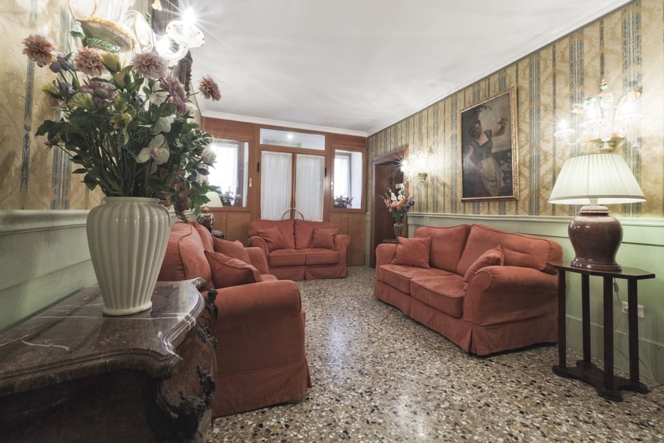 Flexible Double Room (room assigned at check-in, room change) | Living room | Flat-screen TV