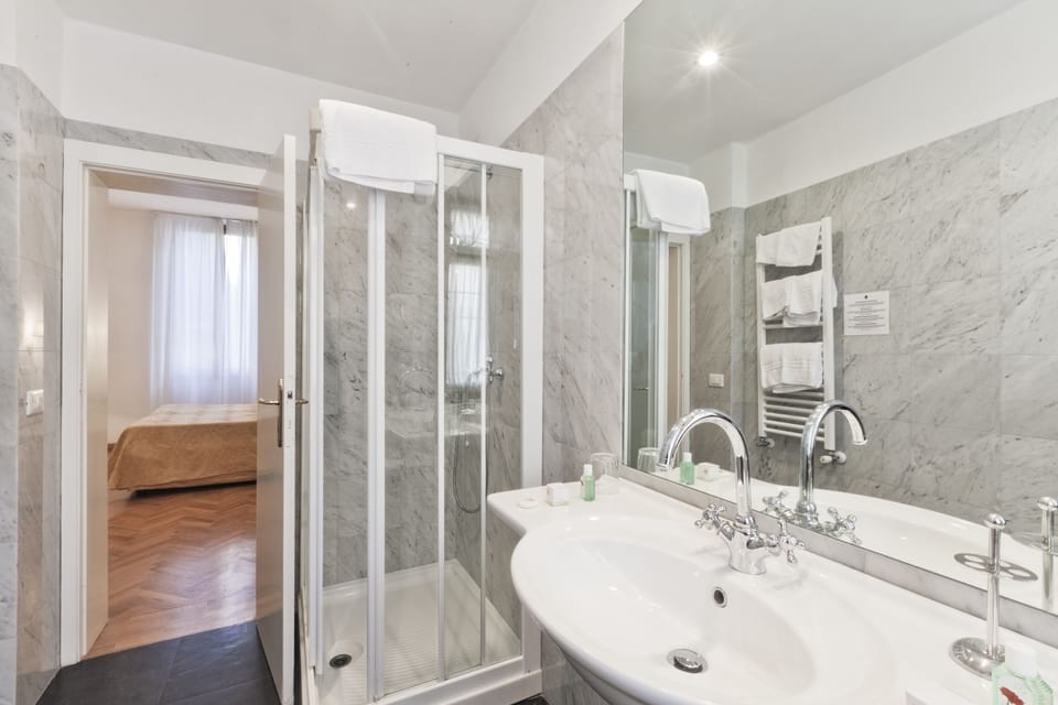 Standard Room | Bathroom | Free toiletries, hair dryer, bidet, towels