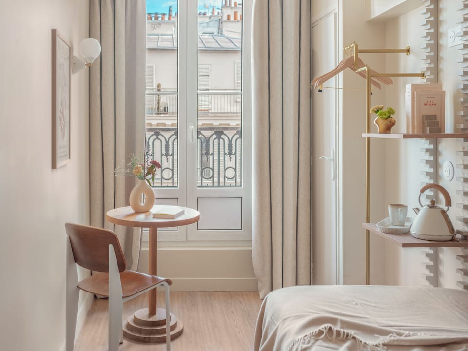 Single room | Desk, blackout drapes, soundproofing, iron/ironing board