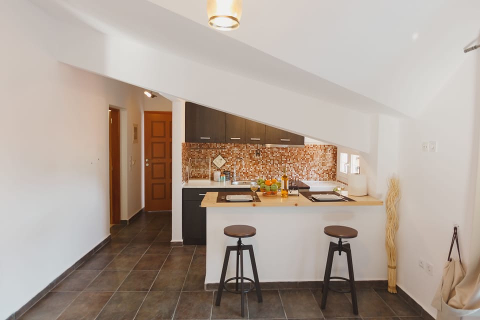 Deluxe Suite, Partial Sea View | Private kitchen | Full-size fridge, microwave, oven, stovetop