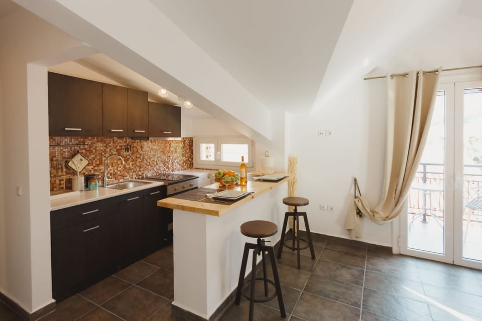 Deluxe Suite, Partial Sea View | Private kitchen | Full-size fridge, microwave, oven, stovetop