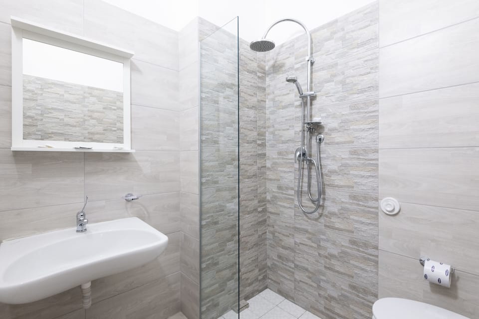 Quadruple Room | Bathroom | Shower, free toiletries, hair dryer, bidet