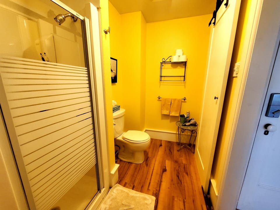 Standard Room, Multiple Beds (Emma's Hideaway) | Bathroom | Free toiletries, hair dryer, towels