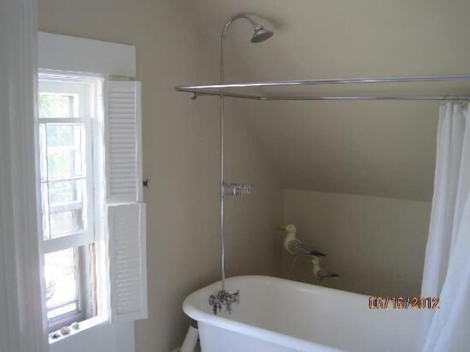 Room, 1 Queen Bed, Bay View (Gull's Nest) | Deep soaking bathtub