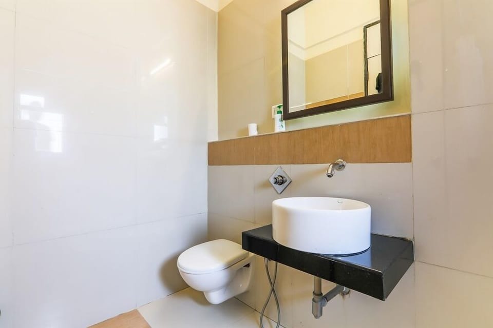 Deluxe Double Room | Bathroom | Shower, free toiletries