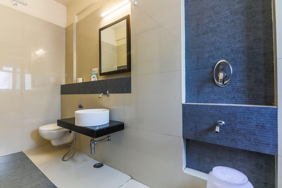 Premium Twin Room | Bathroom | Shower, free toiletries