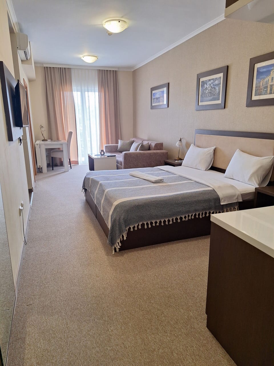 Minibar, in-room safe, desk, free WiFi
