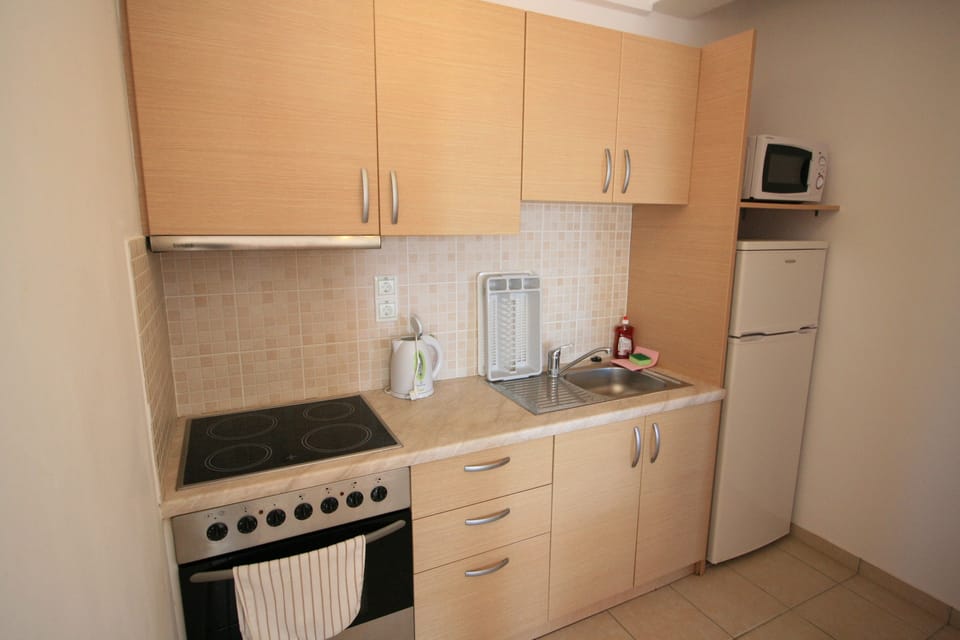 Superior Apartment, 1 Bedroom | Private kitchen | Full-size fridge, microwave, oven, stovetop