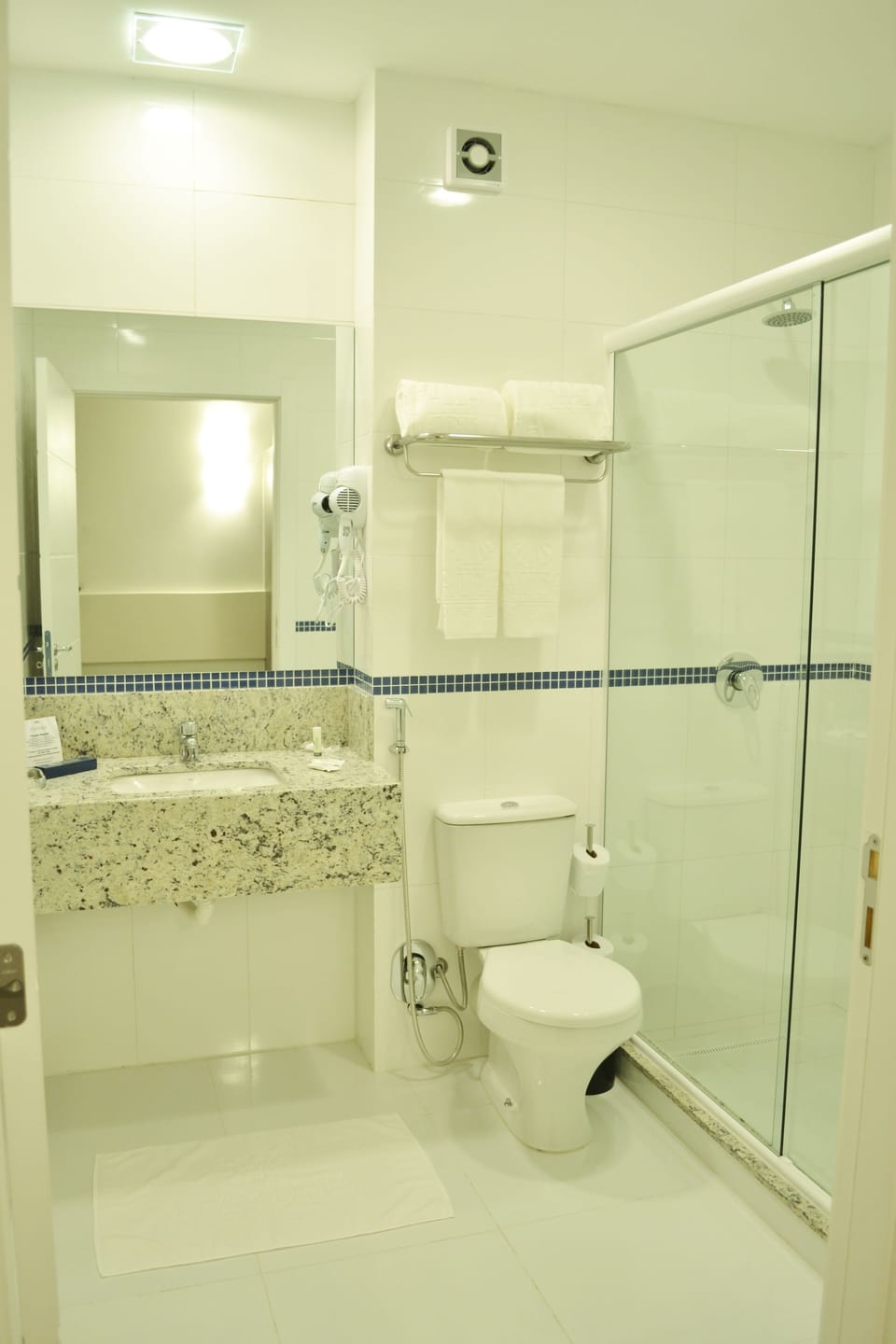 Shower, free toiletries, hair dryer, bidet