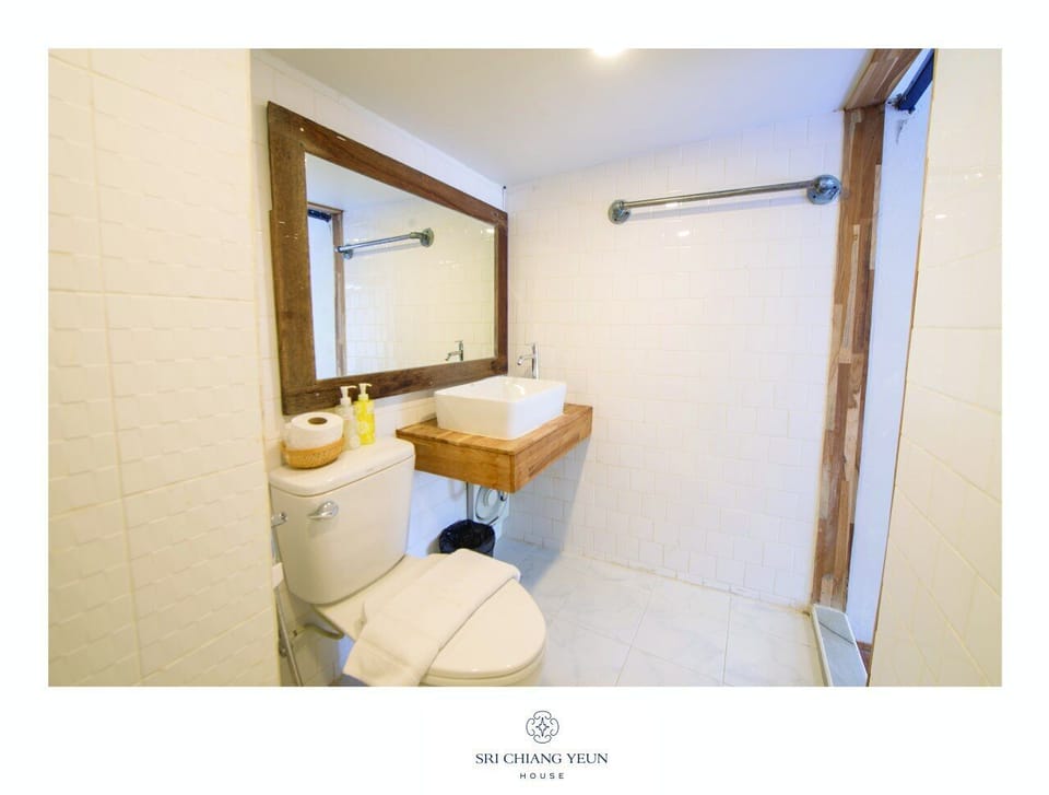 Shower, free toiletries, slippers, bidet