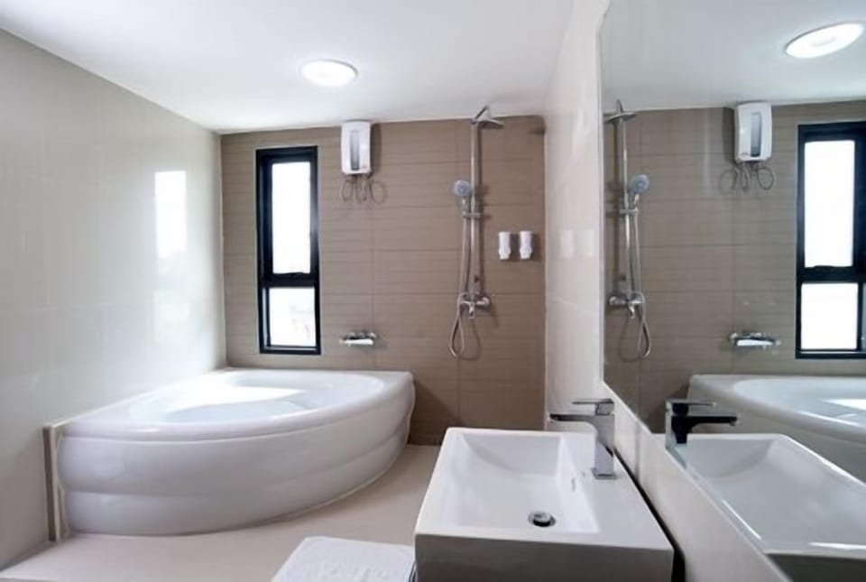 Shower, free toiletries, towels