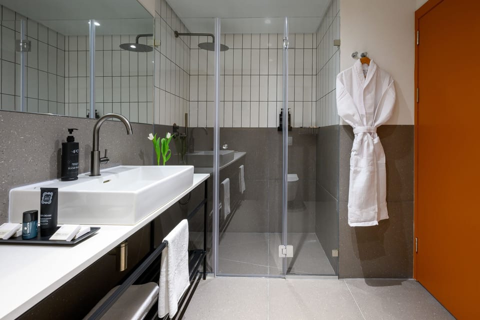 Junior Suite | Bathroom | Combined shower/tub, designer toiletries, hair dryer, bathrobes