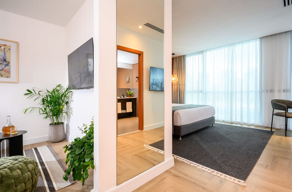 Junior Suite | Minibar, in-room safe, blackout drapes, soundproofing