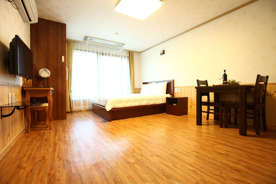 Park Room | Blackout drapes, iron/ironing board, free WiFi, bed sheets