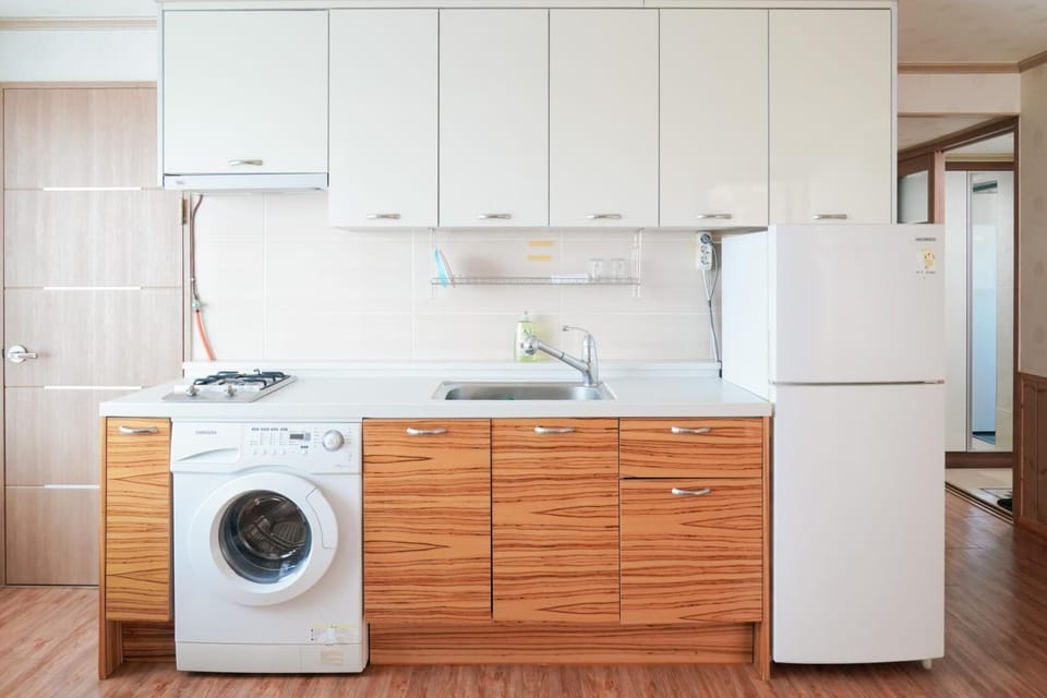 Full-size fridge, stovetop, coffee/tea maker, electric kettle