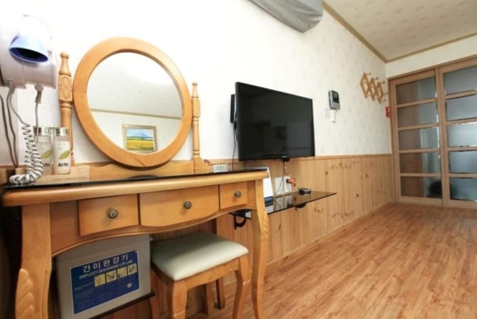 Blackout drapes, iron/ironing board, free WiFi, bed sheets