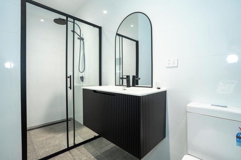 Superior Queen Room | Bathroom | Shower, free toiletries, towels, soap