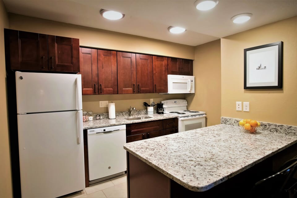 Full-size fridge, microwave, oven, stovetop