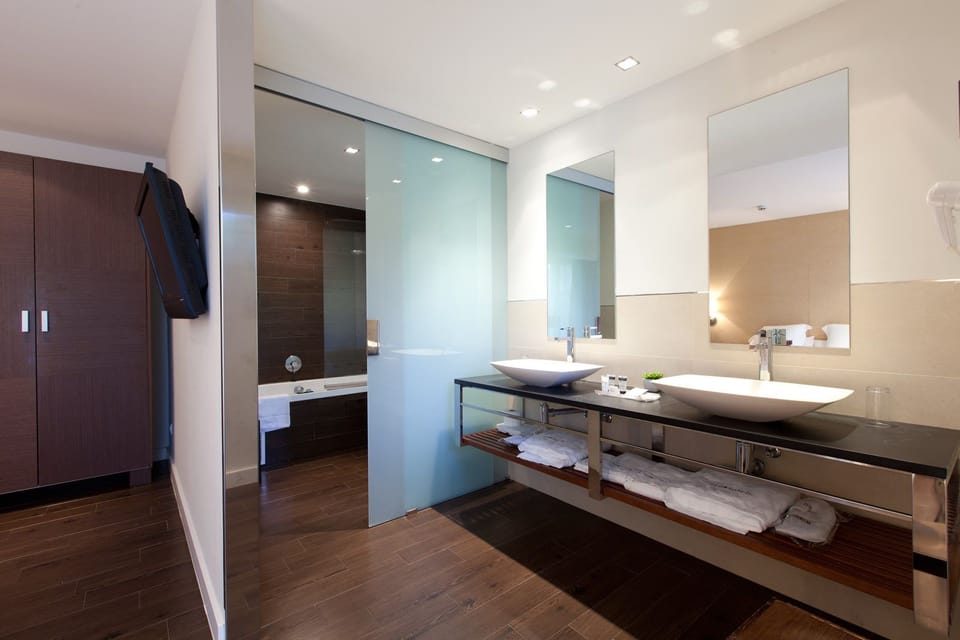Superior Double Room, Sea View | Bathroom | Bathtub, hair dryer, slippers, towels