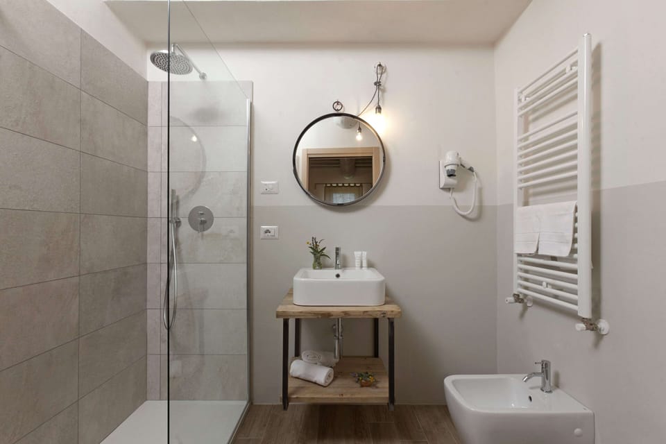 Classic Double Room, Non Smoking | Bathroom | Shower, rainfall showerhead, free toiletries, hair dryer
