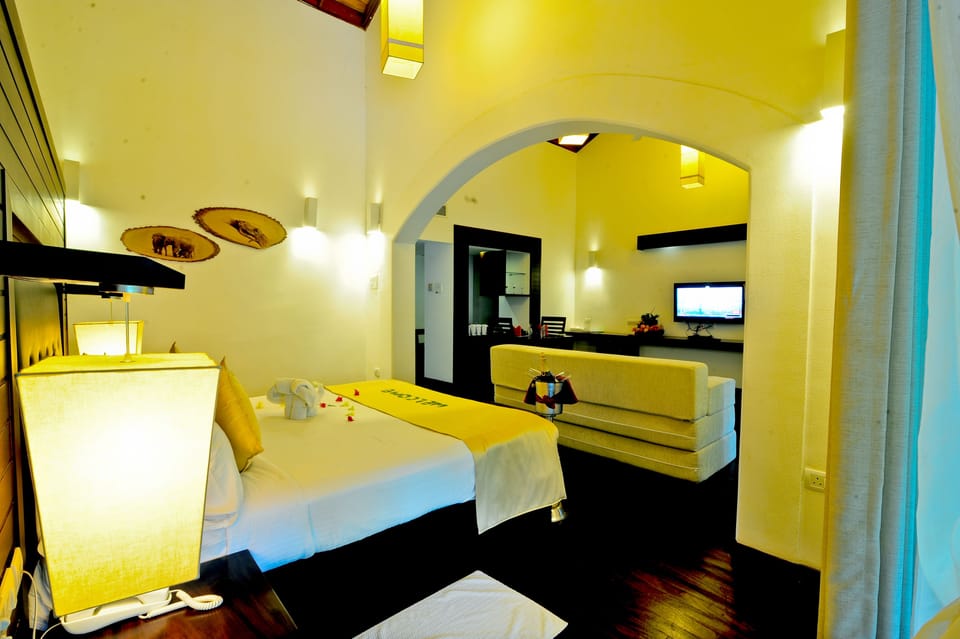 Luxury Suite | Minibar, in-room safe, blackout drapes, iron/ironing board