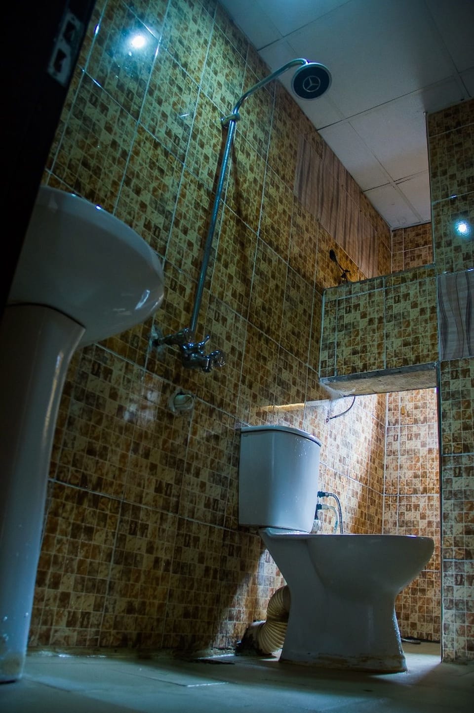 Shower, rainfall showerhead, free toiletries, towels