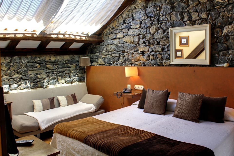 Standard Double Room | Minibar, in-room safe, desk, soundproofing