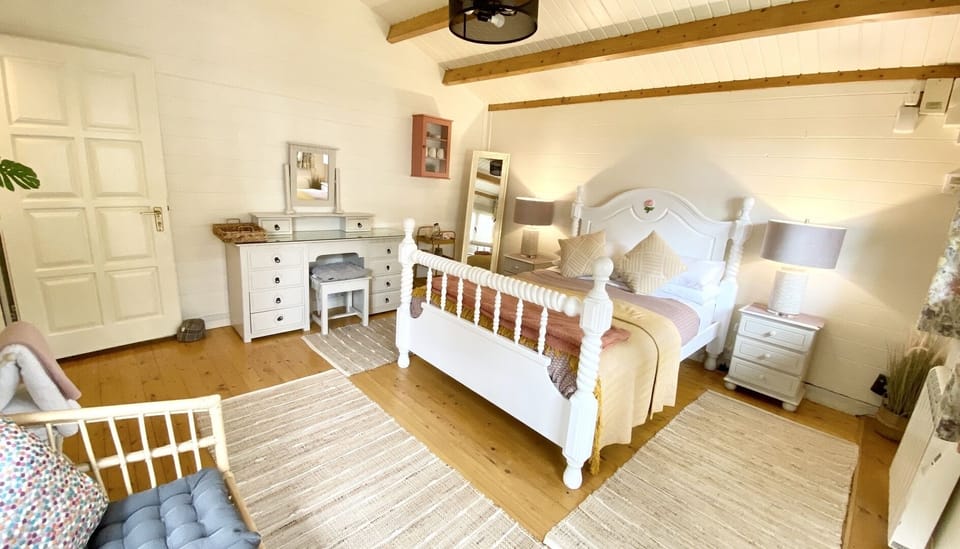 Cabin | Premium bedding, iron/ironing board, free WiFi